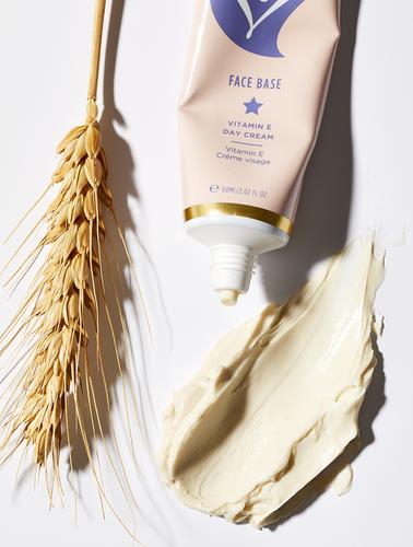Whipped, creamy lanolin texture. With soothing oatmeal & vitamin E.