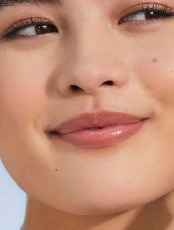 Model with Tinted Lip Balm in Perfect Nude SPF30 is anchored by the high lanolin content, drenching the lips in non-sticky hydration which lasts for hours with the perfect nude tint which suits everyone.