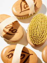 Lanolips' Dry Body Brush | Load image into Gallery viewer, Lanolips&#39; Dry Body Brush helps stimulate circulation, remove dead skin cells and help eliminate body toxins.
